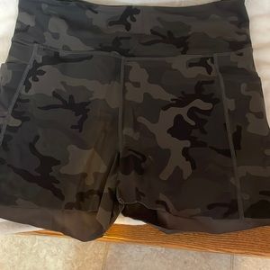 Zyia shorts. Camo.